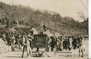 Military Antiques: FOTO ORIGINAL DE AGENCIA.GUERRA CIVIL ESPAÑOLA.22-02-1939.TROPAS EN PRATS DE MOLLO.REFUGIADOS.